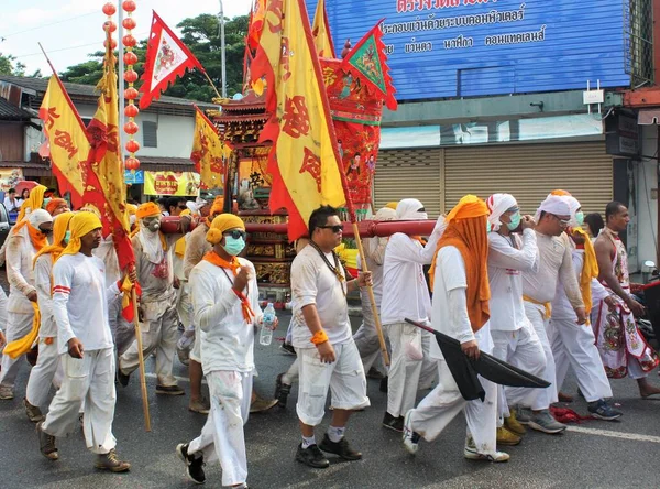 Phuket Town / Tayland - 7 Ekim 2019: Phuket Vejetaryen Festivali veya Dokuz İmparator Tanrısı Festivali sokak geçidi, beyazlar içinde tahtırevan ve pankart taşıyan Taoist fanatiklerle geçit töreni