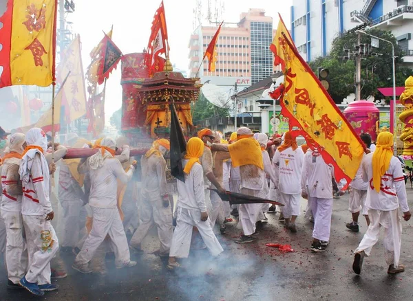 Phuket Town / Tayland - 7 Ekim 2019: Phuket Vejetaryen Festivali veya Dokuz İmparator Tanrısı Festivali sokak alayı, Tayland 'lı beyaz tenli fanatikler havai fişeklerden dumanlar arasında tahtırevan taşıyorlar