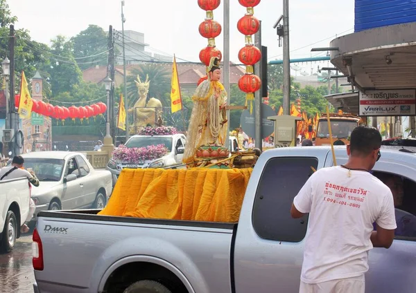Phuket Town / Tayland - 7 Ekim 2019: Phuket Vejetaryen Festivali veya Dokuz İmparator Tanrısı Festivali sokak geçidi, Taocu heykeli bir kamyonetin arkasında geçit töreni