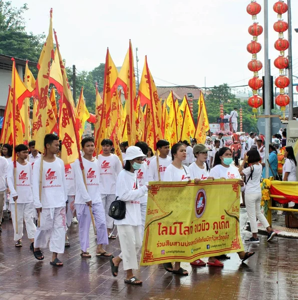 Phuket Town / Tayland - 7 Ekim 2019: Phuket Vejetaryen Festivali veya Dokuz İmparator Tanrısı Festivali sokak alayı, Peranakan Taocu sokak geçidinde pankartlarla yürüyen beyazlar