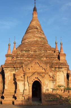 Myanmar, Bagan 'da gün batımında görülen taş pagoda kalıntıları.