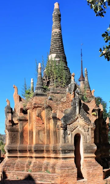 Ruinas Una Vieja Pagoda Piedra Con Plantas Verdes Que Crecen —  Fotos de Stock