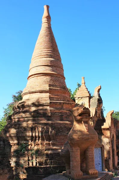 Inle Gölü, Shan Eyaleti / Myanmar - 18 Aralık 2019: In Dien 'de hayvan heykeli ile tuğlalardan yapılmış eski taş tapınak