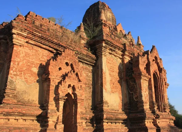 Tuğladan yapılmış eski pagoda Bagan, Myanmar 'da gün batımında görülüyor.