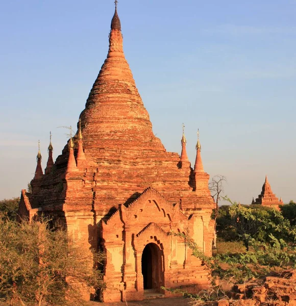 Bagan, Myanmar 'da gün batımında tuğladan yapılmış eski bir Pagoda harabeleri.