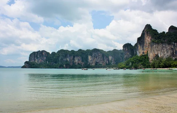 Prudké Vápencové Útesy Tyčící Vysoko Nad Vodou Railay West Beach — Stock fotografie