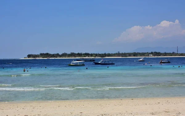 Gili Meno 'ya doğru doğuya, Gili Trawangan, Endonezya sahilinde çekilen temiz mavi suya bakın.