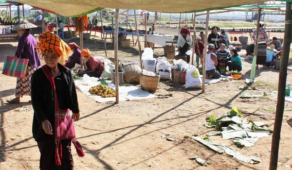 Inle Lake, Shan State / Myanmar - 18 Aralık 2019: Phaung Daw Oo pazarında geleneksel kıyafetler giyen yerel Pa 'O etnik uyruklu insanlar