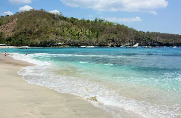 Endonezya 'nın Nusa Penida adasındaki Crystal Bay' de beyaz kumlu tropik bir sahil.