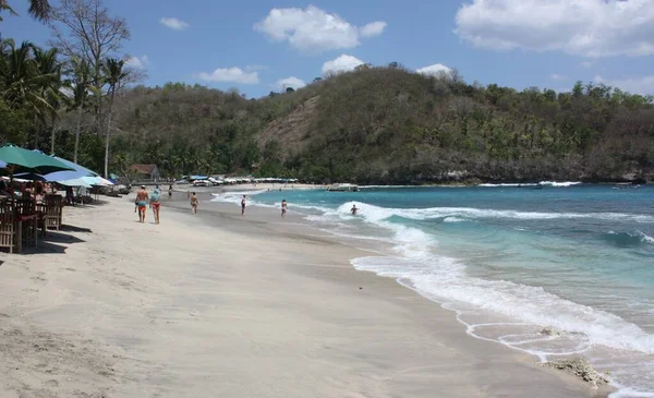 Nusa Penida 'daki Crystal Bay, Endonezya. Beyaz kum plajı ve berrak mavi suyu var.