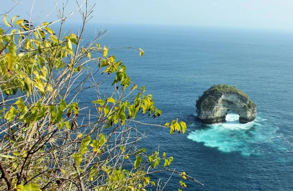 Doğal kemer manzarası, batu bolong, Banah Cliff bakış açısından, Nusa Penida Adası, Bali, Endonezya 'da yeşil yapraklı.