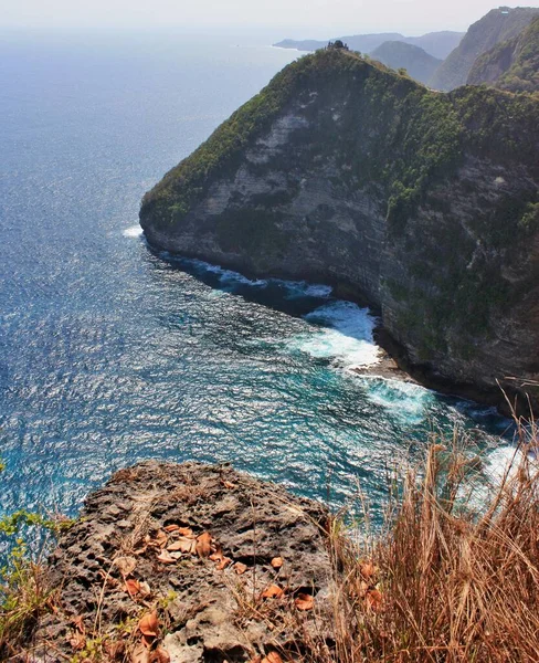 Scénický Pohled Třpytivý Modrý Oceán Okraje Strmého Útesu Skalnatým Pobřežím — Stock fotografie