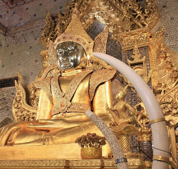 Szent Mahamuni Buddha Arany Szobor Faragott Elefánt Agyarakkal Előtérben Mawlamyine — Stock Fotó