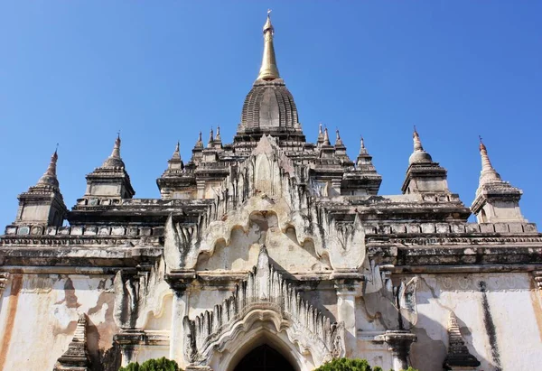 Bagan, Myanmar 'daki Ananda Tapınağı' nın ön görüntüsü