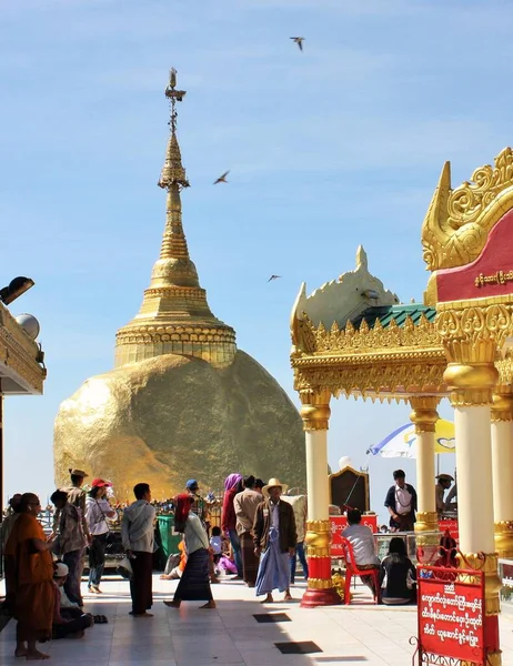 Pagoda Kyaiktiyo Golden Rock Con Peregrinos Religiosos Primer Plano Kyaikto — Foto de Stock