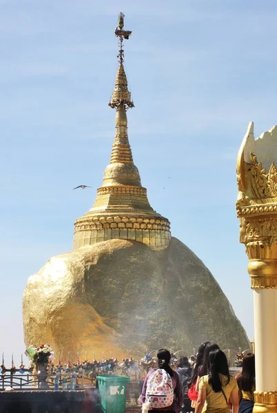 Vista Pagode Kyaiktiyo Rocha Dourada Com Peregrinos Religiosos Primeiro Plano — Fotografia de Stock