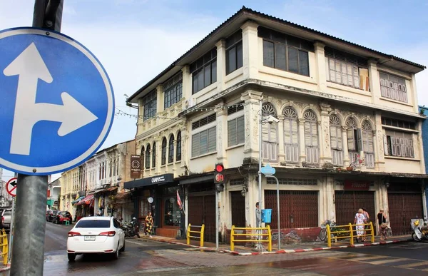 Phuket Town, Tayland 'da Sino Portekiz mimarisi, Sino sömürge mimarisi ve trafik levhası olan sokak köşesi.