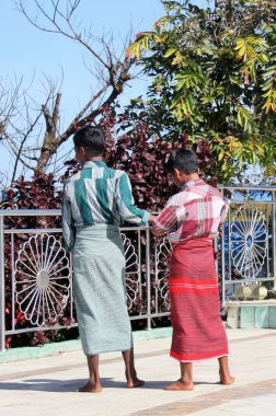 Kyaiktiyo Pagoda yakınlarında Longyi giyen iki Burmalı çocuk (Altın Kaya))
