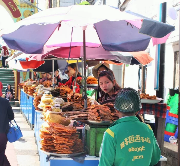 Geleneksel Burma yemekleri Kyaiktiyo Pagoda (Altın Kaya)