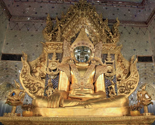 Mawlamyine, Myanmar 'daki süslü bir odada altın rengi Mahamuni Buda heykeli.
