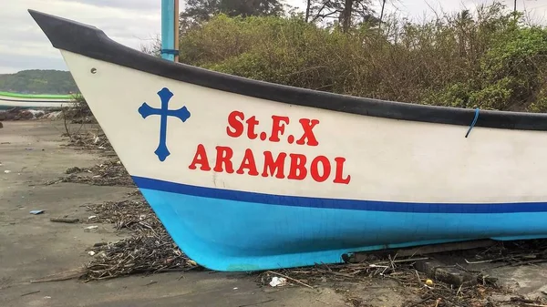 Aziz Francis Xavier ve Arambol 'un olduğu bir balıkçı teknesi. Muson mevsiminin bulutlu havasında çapraz boyayla boyanmış. Arambol, Goa, Hindistan.