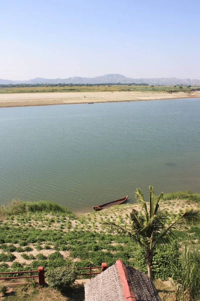 Eski Bagan, Myanmar yakınlarındaki Irrawaddy Nehri manzaralı