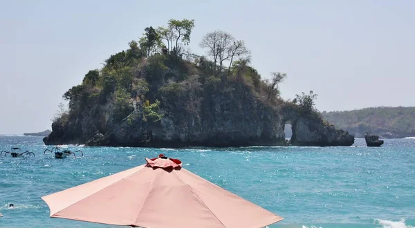 Pohled Skalnatý Ostrov Deštníkem Popředí Crystal Bay Nusa Penida Indonésie — Stock fotografie