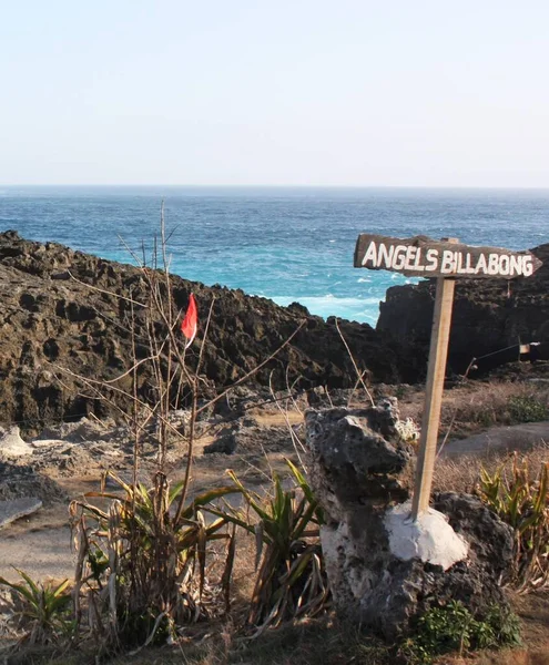 Signo Billabong Angel Con Vista Acantilados Rocosos Roca Negra Erosionada — Foto de Stock