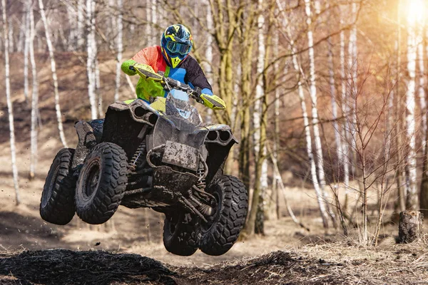 Atv Ryttare Hoppa Skogen — Stockfoto