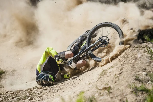 Spektakulärer Sturz Bei Schneller Fahrt Mit Dem Mountainbike — Stockfoto