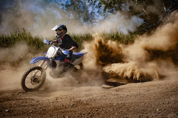 Motocross Rider Cria Uma Grande Nuvem Poeira Detritos — Fotografia de Stock