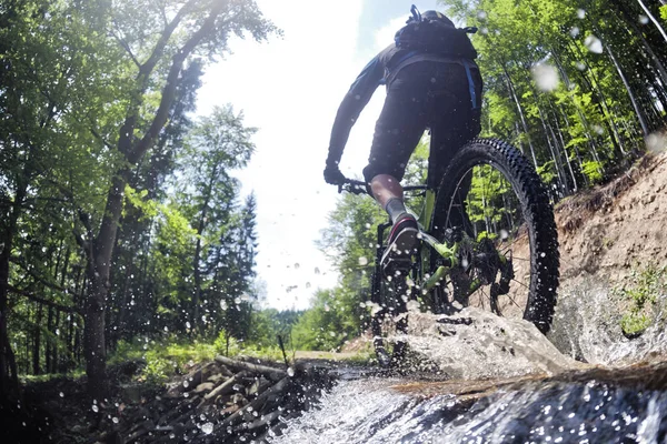 Rowerzysta Górski Tworzy Plusk Wody — Zdjęcie stockowe