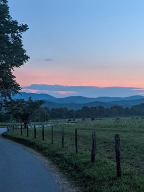 Dumanlı dağlar gün batımı patikası