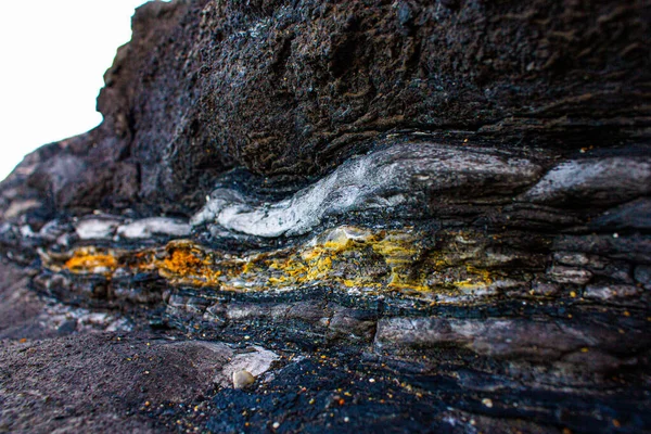 Uçurumun Kenarındaki Sarı Damarlı Kayaya Bakıyorum — Stok fotoğraf