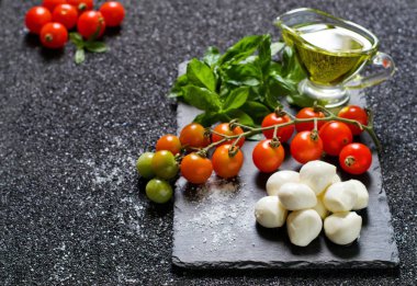 Mozzarella peyniri, domates ve fesleğen