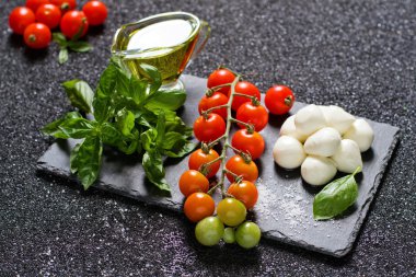 Mozzarella peyniri, domates ve fesleğen