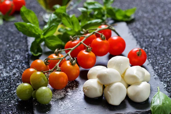 Mozzarella Cherry Tomatoes Basil — Stock Photo, Image