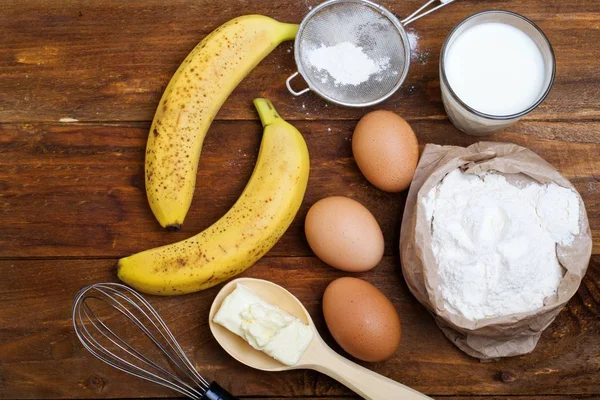 Zutaten Für Die Herstellung Von Bananenkuchen Auf Einem Hölzernen Hintergrund — Stockfoto