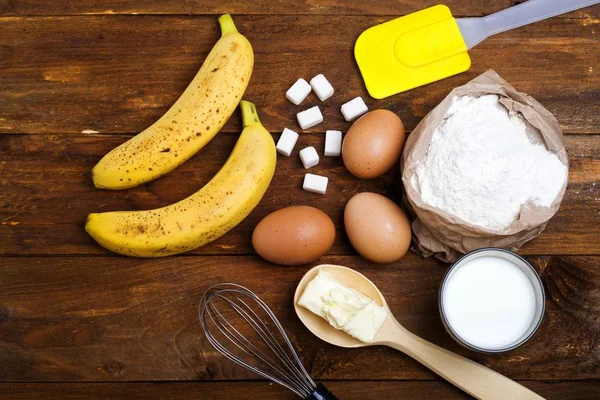 Zutaten Für Die Herstellung Von Bananenkuchen Auf Einem Hölzernen Hintergrund — Stockfoto