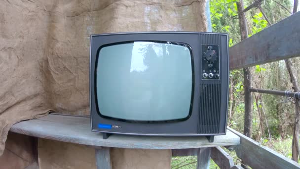 Drewnianym Ganku Jest Stary Rosyjski Telewizor Ręka Mężczyzny Włącza Stroje — Wideo stockowe