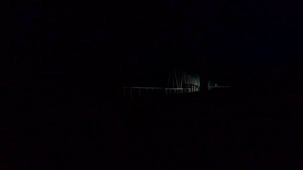 Pociąg Zbliża Się Nocy Reflektor Oświetlający Most Kolejowy Światło Miga — Wideo stockowe