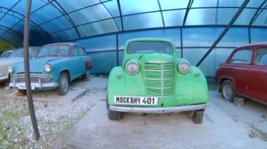 Eski Rus arabaları, kamera hareket ediyor ve SSCB otomobil endüstrisinin model aralığını gösteriyor. Pobeda, GAZ, Moskvich 407, Moskvich 401, ZAZ 965 A, VAZ 2101.