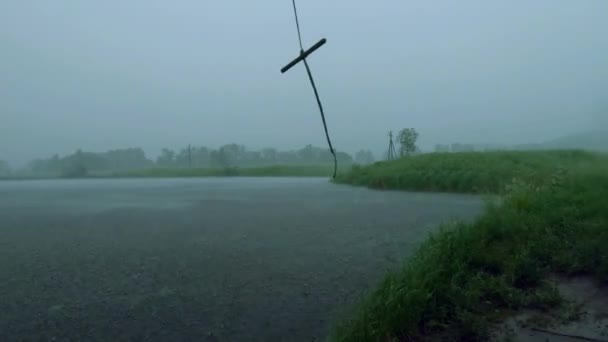 Rope Swing Fly Gusts Wind Lightning Flashes Wind Shakes Grass — Stock Video