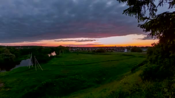 Timelapse Sol Afundou Atrás Das Casas Rurais Brancas Pôr Sol — Vídeo de Stock