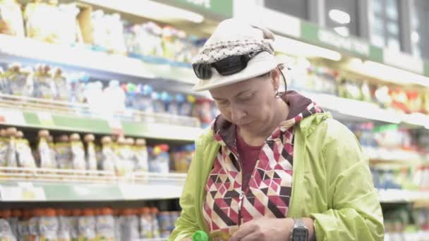 Mujer Tienda Puede Leer Información Sobre Producto Mala Visión Letra — Vídeos de Stock
