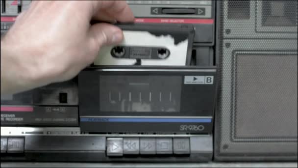 人的手把磁带插入旧录音机 可重播和重播 — 图库视频影像