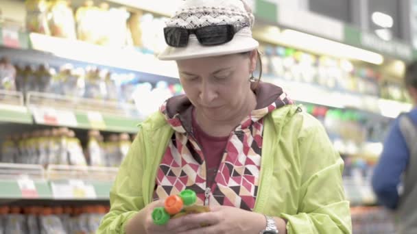 女人买婴儿食品 读取包装上的内容 — 图库视频影像