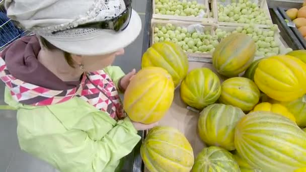 Femme Choisit Melon Dans Département Des Fruits Supermarché Étagères Aux — Video