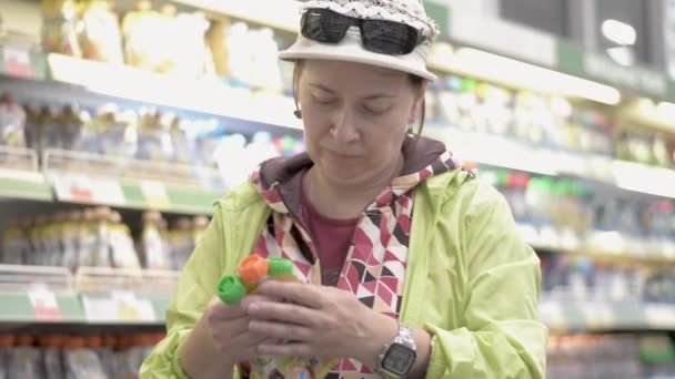 Kvinnan Läser Etikett Barnmat Stort Snabbköp Shoppinghall Med Hyllor — Stockvideo