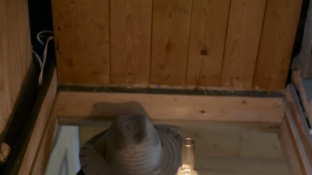 사람은 주거용 층으로 올라간다 램프인 다크를 있습니다 카우보이 모자를 — 비디오